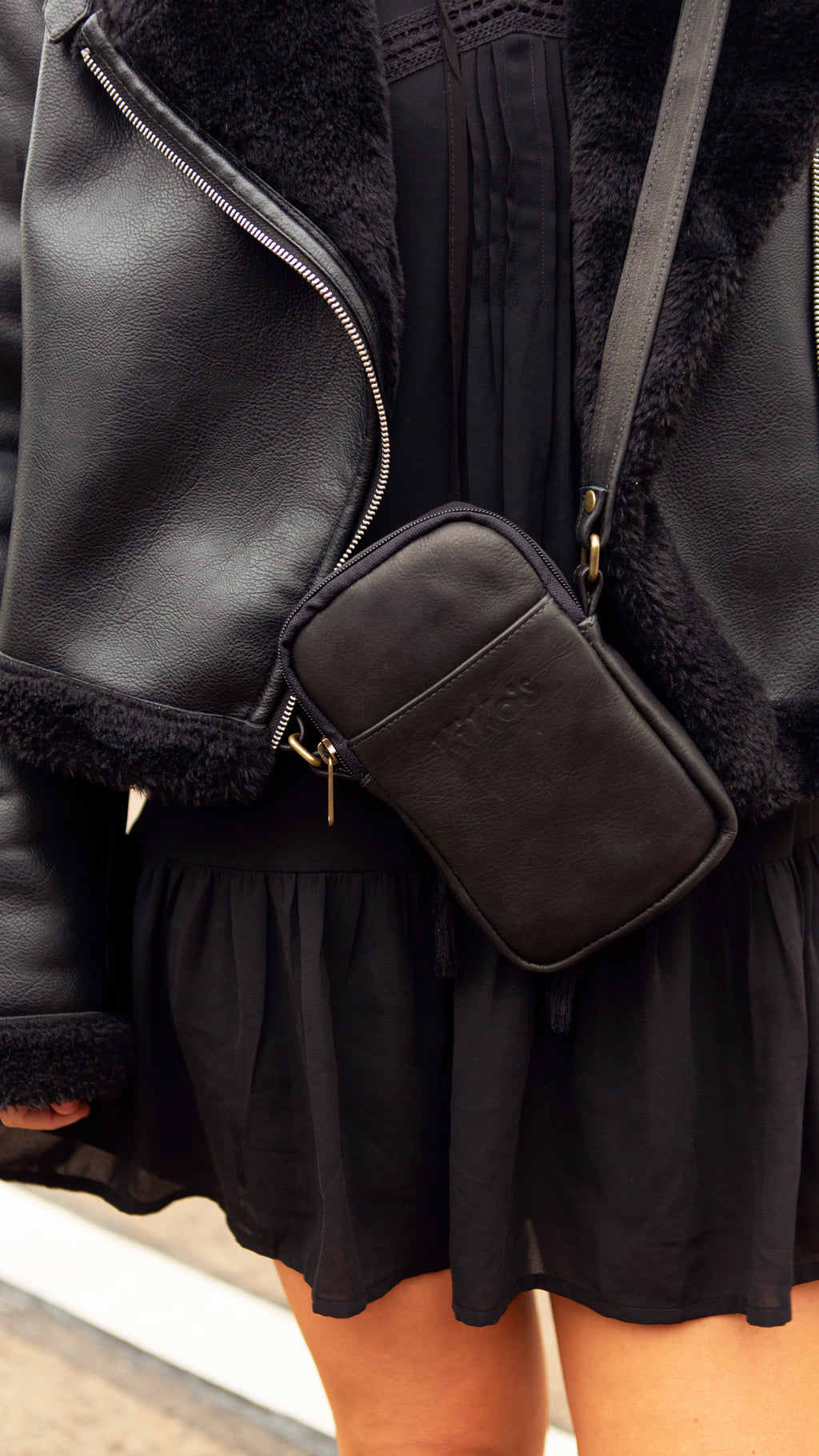 Clemen: Bolso para celular Negro Kiko's Shoes