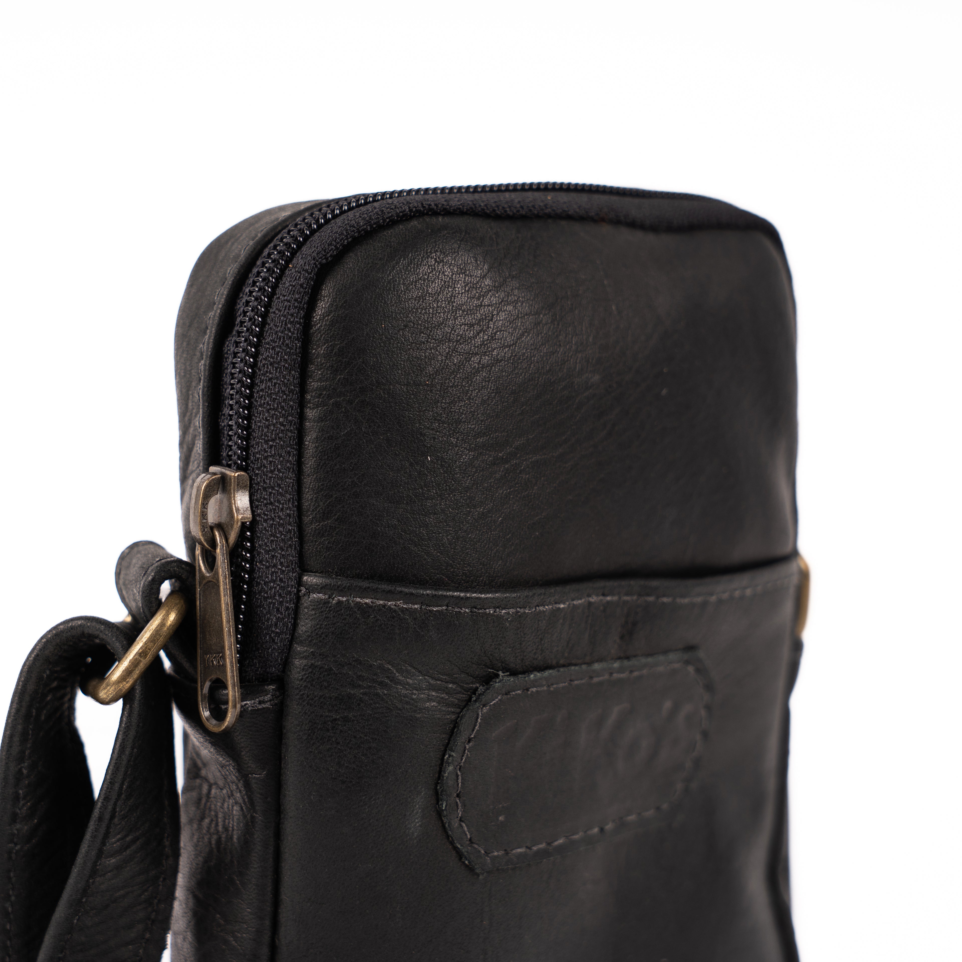 Clemen: Bolso para celular Negro Kiko's Shoes