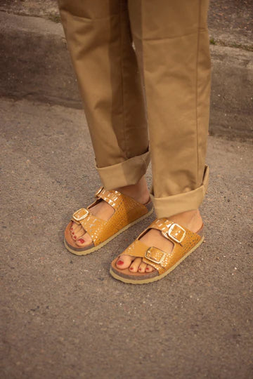 Sandalia Clover dos hebillas Terracota oro Kiko's Shoes