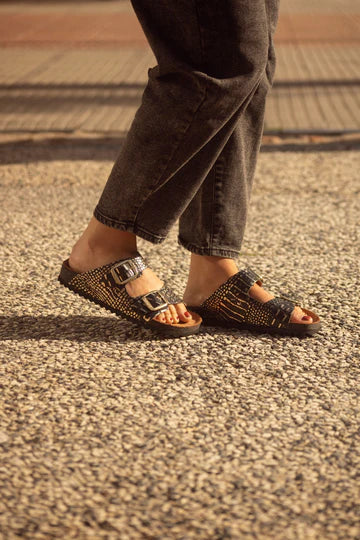 Sandalia Clover dos hebillas negro con oro Kiko's Shoes