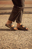 Sandalia Clover dos hebillas negro con oro Kiko's Shoes